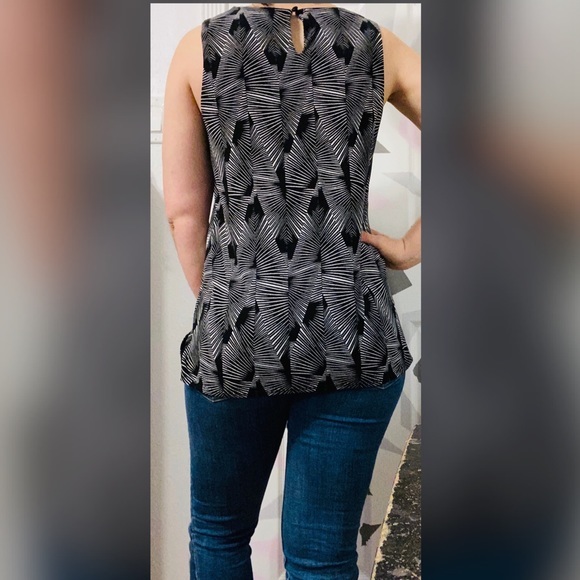 EUC Vince Camuto Women Sleeveless Printed Top - Picture 4 of 12